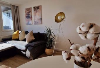 2-Zimmer Wohnung, Pools, Sauna und Balkon mit S  dblick has rooms with a private hot tub