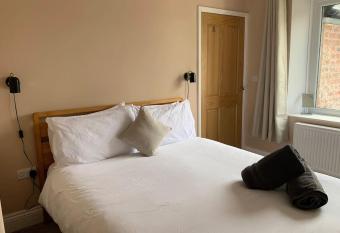 Cosy central Buxton house with terrace and free parking has Balcony rooms