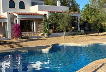 Your perfect hideaway only 5 minutes from Ibiza has rooms with a private hot tub