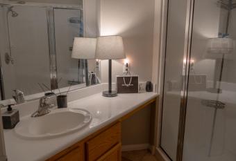 Paradise Villa has rooms with a private hot tub