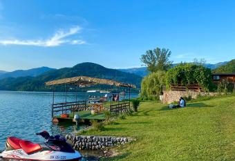 Rustic Heaven Ostro  ac Cottage houses has Balcony rooms