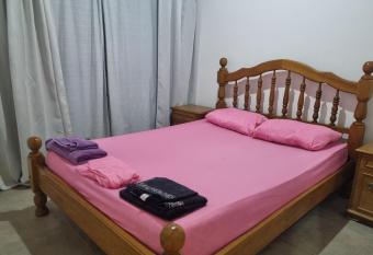 Ubicaci  n c  ntrica sobre calle principal has Balcony rooms