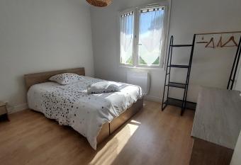 Belle maison au jardin ombrag   has Balcony rooms