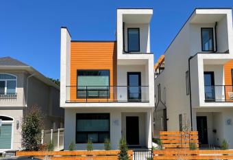 *NEW* HAVN HOUSE MODERN RETREAT - STEPS FROM BEACH has Balcony rooms