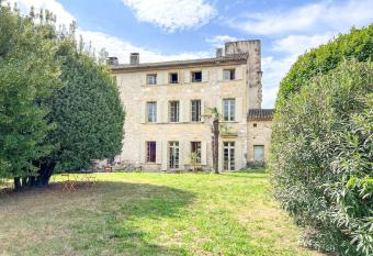 Le Castellas, demeure historique, r  nov  e, piscine has Balcony rooms