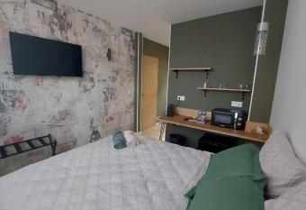 Dandy - chambre tout confort centre-ville Nogent-le-Rotrou has Balcony rooms