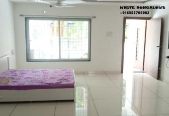 White bungalows has Balcony rooms