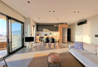 ALTA MARE city & sea VIEW- Cent Lux Apt (2BD, 2WC) has Balcony rooms