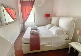 A casa di Louis allows 18 year olds to book a room