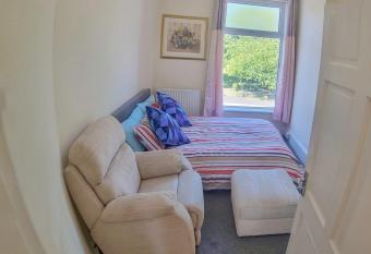 2 Bedroom Cosy Family Flat Self Check-in Free Parking & Wi-Fi has Balcony rooms