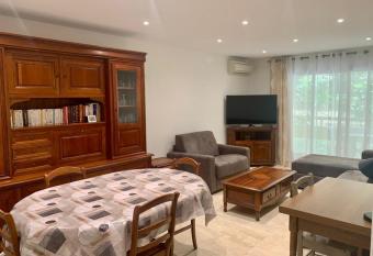 Le Roxane 2 bedroom apartment in the city-center of Antibes has Balcony rooms