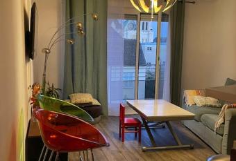 Saint-Denis Basilique : centre historique has Balcony rooms