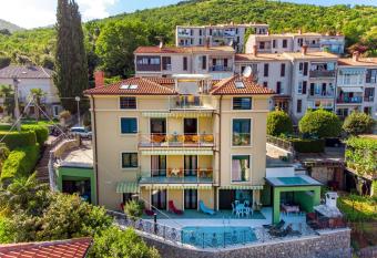 LUX apartmani has rooms with a private hot tub