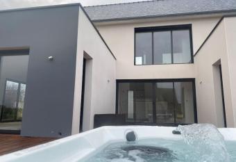 G  te le 9 bis Kervadail has rooms with a private hot tub