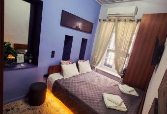 Deisisroom nafplio Afroditi allows 18 year olds to book a room