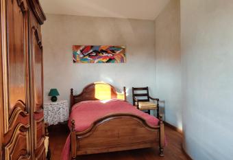 LE CHARME DU VENTOUX allows 18 year olds to book a room