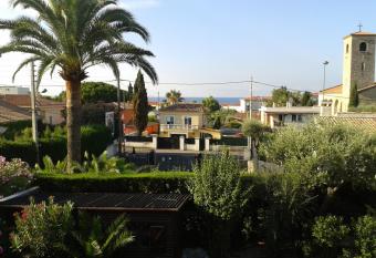 Ma maison de Juan allows 18 year olds to book a room