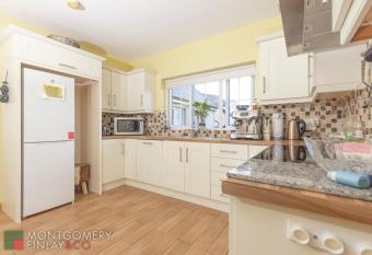 Stylish, cosy holiday home. allows 18 year olds to book a room