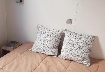 Mobil home chez fifi has rooms with a private hot tub