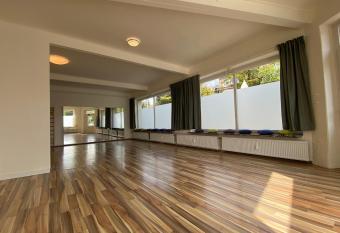 Studio mit K  che allows 18 year olds to book a room