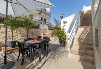 Samuel Beach con patio e veranda has Balcony rooms