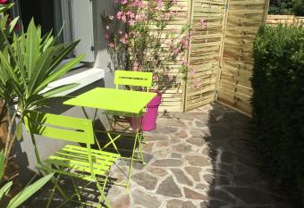 STUDIO lumineux et calme has Balcony rooms