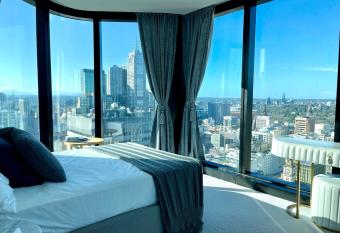 Sweet Home Apartment Melbourne CBD has rooms with a private hot tub