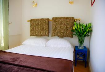 L   chelle Rouge has rooms with a private hot tub