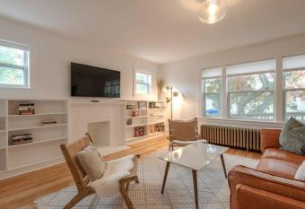 Wolfville Flat near Acadia Campus with Parking allows 18 year olds to book a room