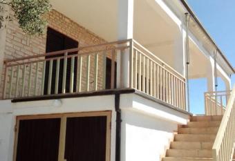 Beach House Small Paradise has Balcony rooms