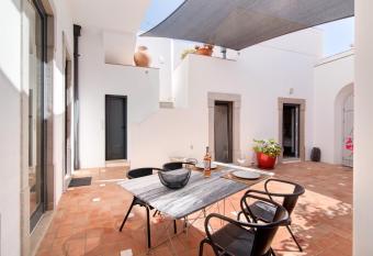 Casa Rosa allows 18 year olds to book a room