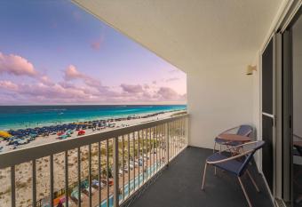 Pelican Beach Resort has rooms with a private hot tub