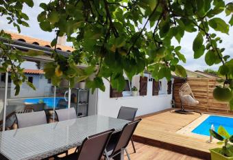 Belle maison r  nov  e avec piscine has Balcony rooms