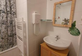 L EVASION allows 18 year olds to book a room