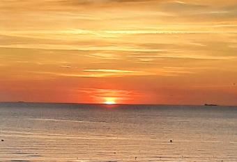 La Mer, la plage, le sable has Balcony rooms