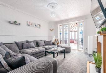 3-Bed House Near Lakeside Mall, Onsite Parking allows 18 year olds to book a room