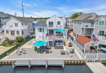 Beautiful home in Jersey Shore! has Balcony rooms