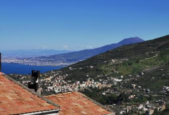 La casa di Partenope - Angolo di vacanza tra mare e monti has Balcony rooms