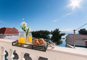 Holiday Home Dalma Sunrise has Balcony rooms