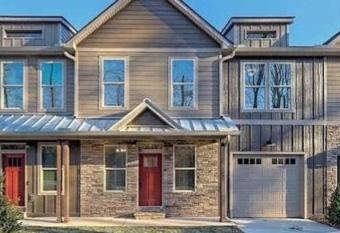 Downtown Clayton Townhouse has Balcony rooms