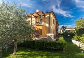 Apartments Laura has Balcony rooms