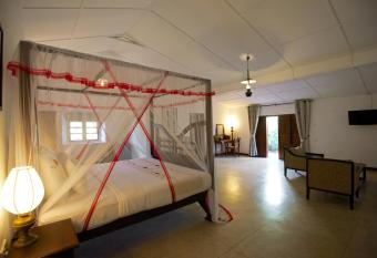 Mountbatten Bungalow- Thema Collection has rooms with a private hot tub