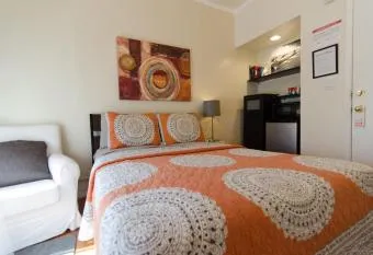 Upgraded Vintage Studio. Pet friendly! has Balcony rooms