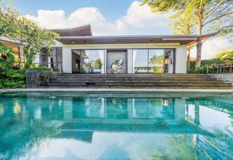 De Prestigio Villa Berawa I has rooms with a private hot tub