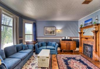 The Victorian Aspen Grove- 2bd w Sauna & Gym allows 18 year olds to book a room