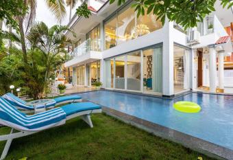 Sea Nest Villa has Balcony rooms