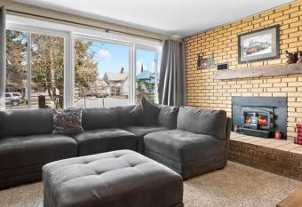 Mom's House - 1 block from downtown & Hot Tub allows 18 year olds to book a room