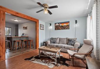 Spacious 10 guest GEM in Leadville Pets okay allows 18 year olds to book a room