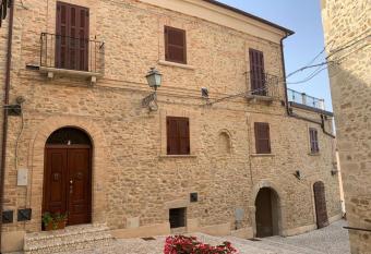 Domus Donna Rosa has Balcony rooms