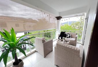 Modern two bedroom free parking & wifi Heart of town has Balcony rooms